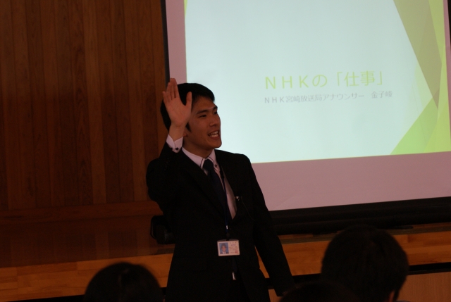 中学生に対して講話をする金子峻さん