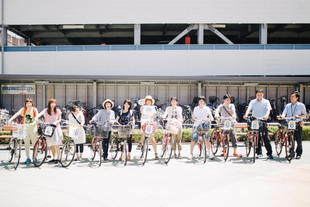 講義が終わり、実際に外に出て実践。自転車と一緒に集合写真を撮りました。