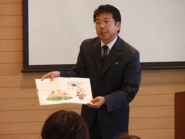 高橋巨典さんによる「読み聞かせ」 高橋巨典さんによる「読み聞かせ」